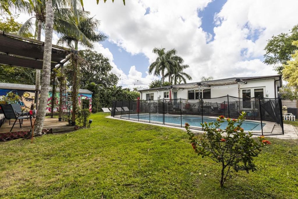 Holiday home Festive Pool With Lots Of Colors And Swag.