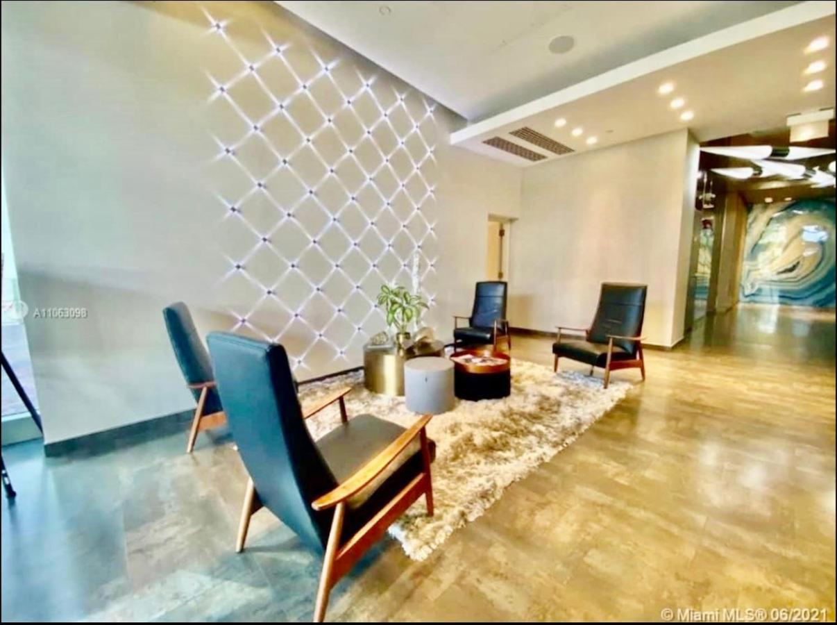 Spacious 2bd 2bth At Midblock *