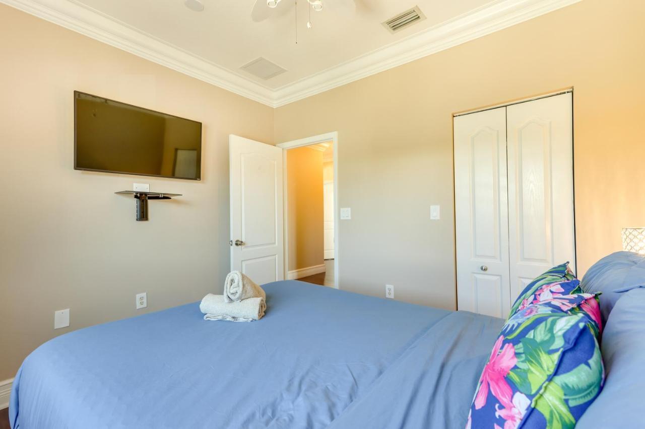 Holiday home Spacious Retreat With Grill, Pool And Dock!