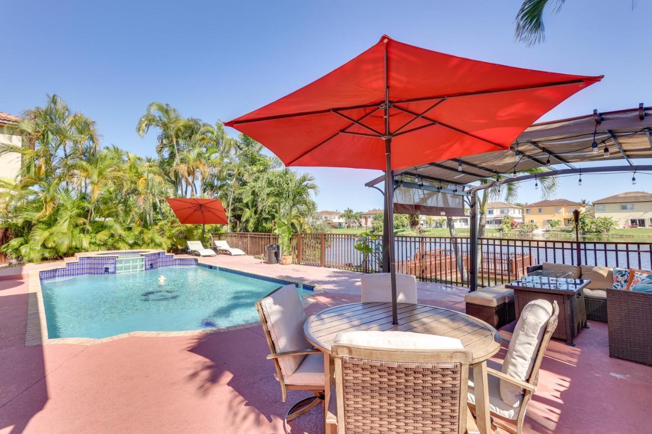 Spacious Retreat With Grill, Pool And Dock! Holiday home