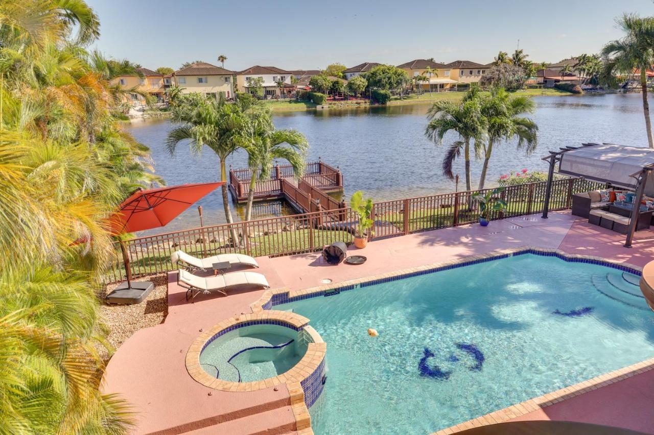 Holiday home Spacious Retreat With Grill, Pool And Dock!