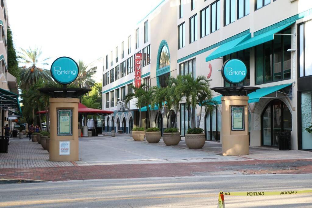Amazing - Walking Distance To Cocowalk Apartment