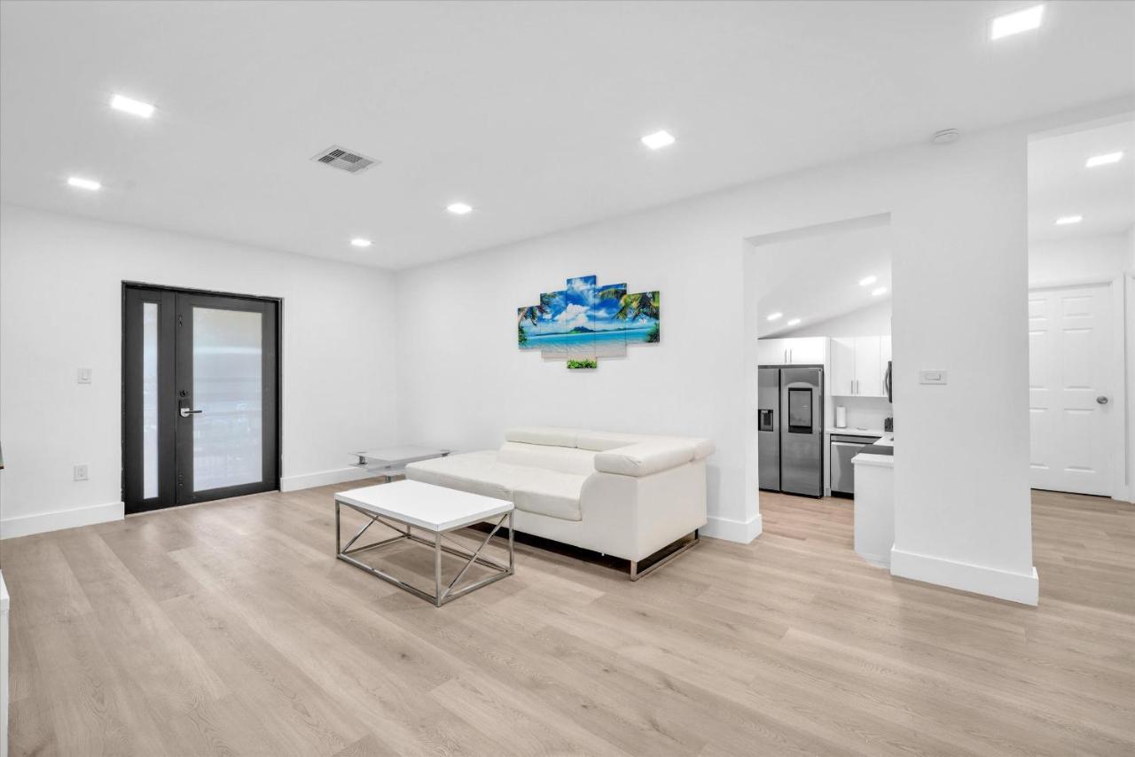 Upscale 3 Bedroom House In Centric Location - In Shores