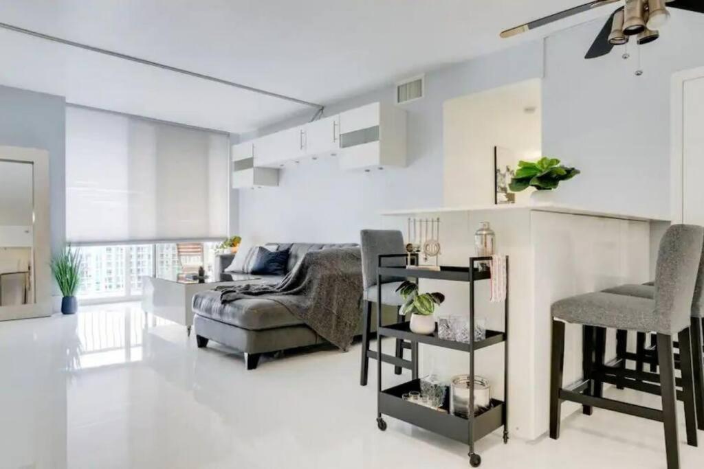 Chic Penthouse: 3br X Pool X Gym X 2 Parking Spots Apartment *