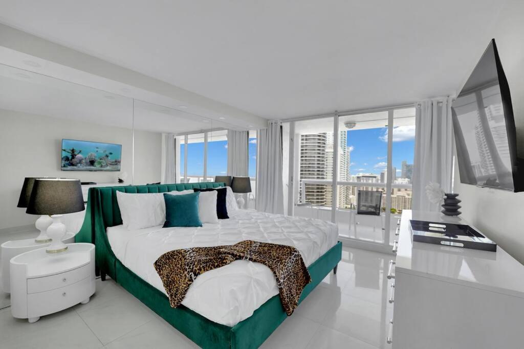 Velvet Sky! Water & Park Views! * Miami