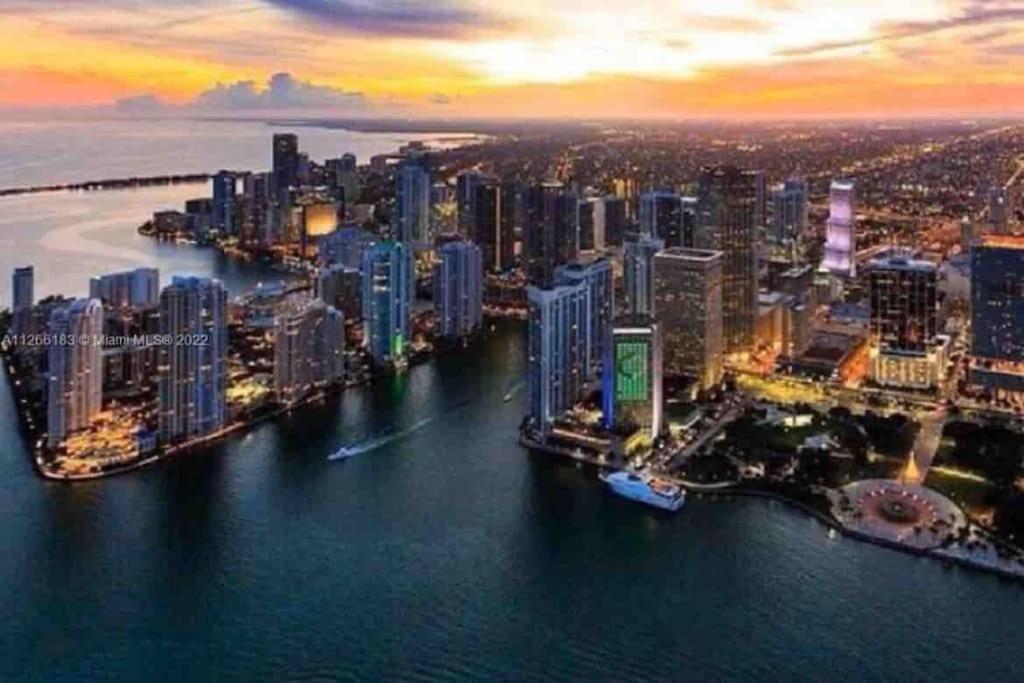 Location - Boho Brickell-spectacular Views-walk, Wi-fi, Water Apartment *