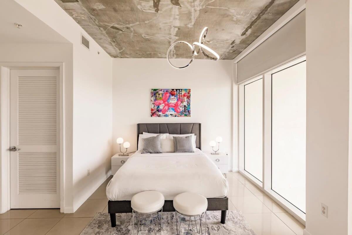 Hang Ten- Large Townhome Lux Amenities Parking Apartment Miami