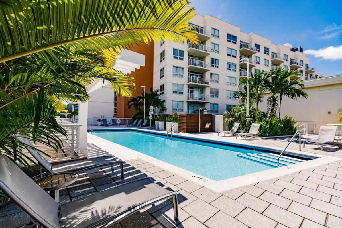 Hang Ten- Large Townhome Lux Amenities Parking