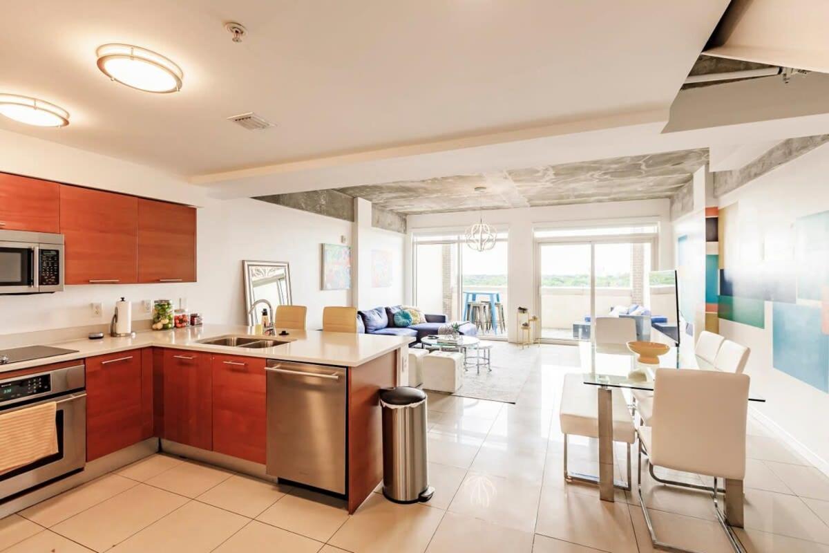 Hang Ten- Large Townhome Lux Amenities Parking * Miami