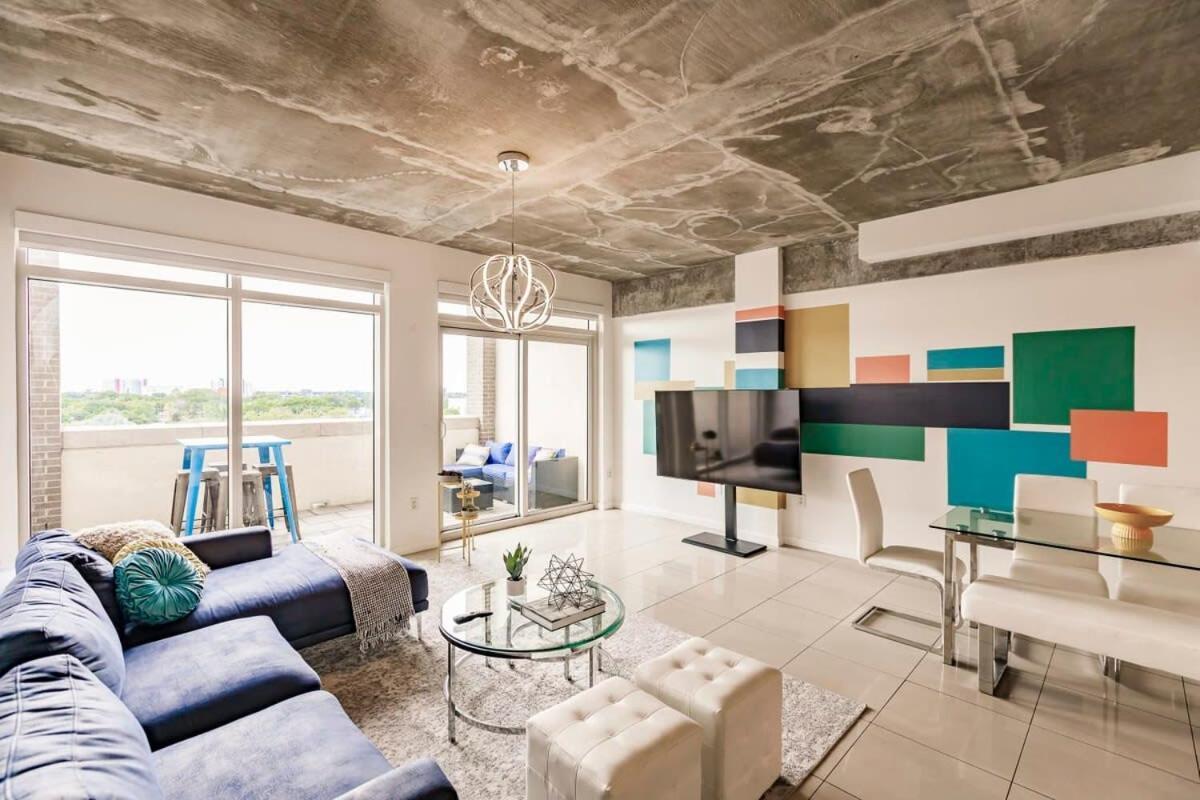 Hang Ten- Large Townhome Lux Amenities Parking Apartment *