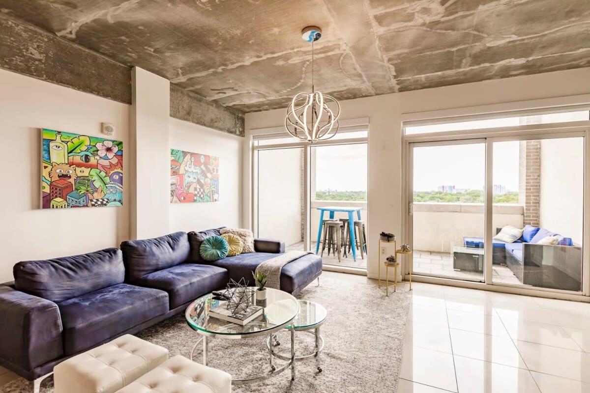 Hang Ten- Large Townhome Lux Amenities Parking Apartment Miami
