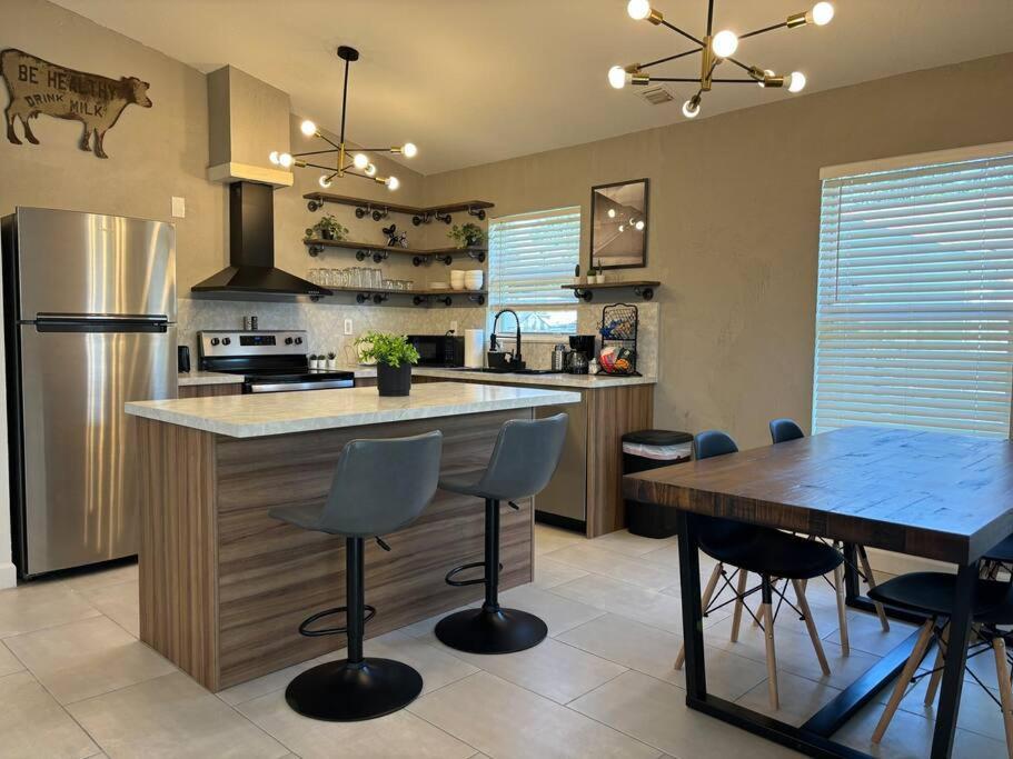 Wynwood House, Sleeps 8, Gazebo, Bbq, Washer & Dryer, Coffee Station * Miami