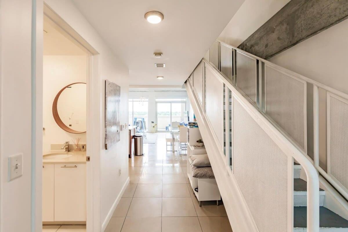 Hang Ten- Large Townhome Lux Amenities Parking Apartment