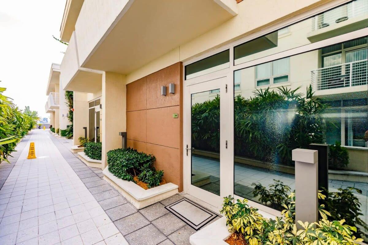Hang Ten- Large Townhome Lux Amenities Parking *