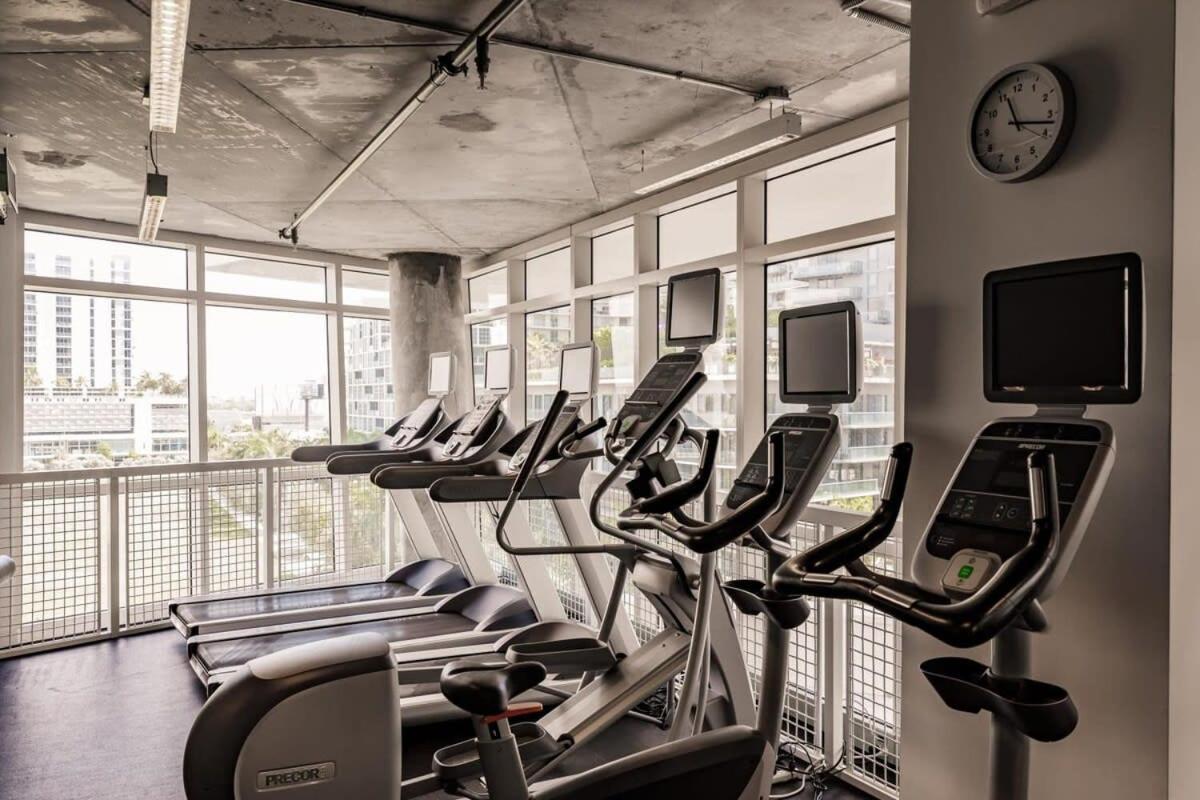 Hang Ten- Large Townhome Lux Amenities Parking Apartment Miami
