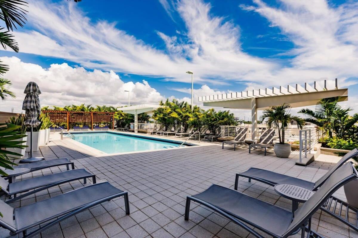 Hang Ten- Large Townhome Lux Amenities Parking *