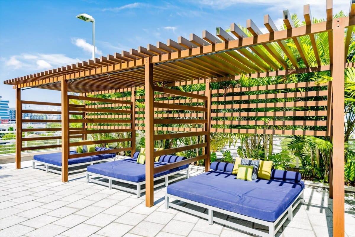 Hang Ten- Large Townhome Lux Amenities Parking Apartment Miami