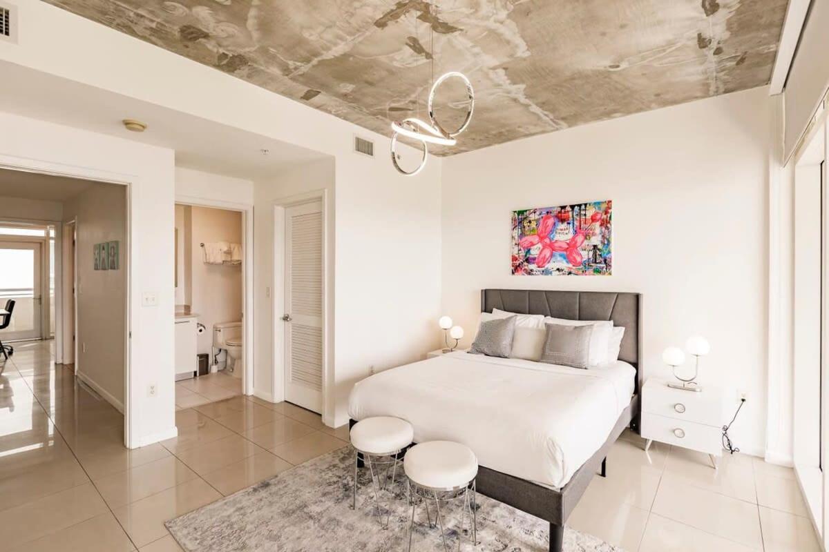 Hang Ten- Large Townhome Lux Amenities Parking Apartment Miami