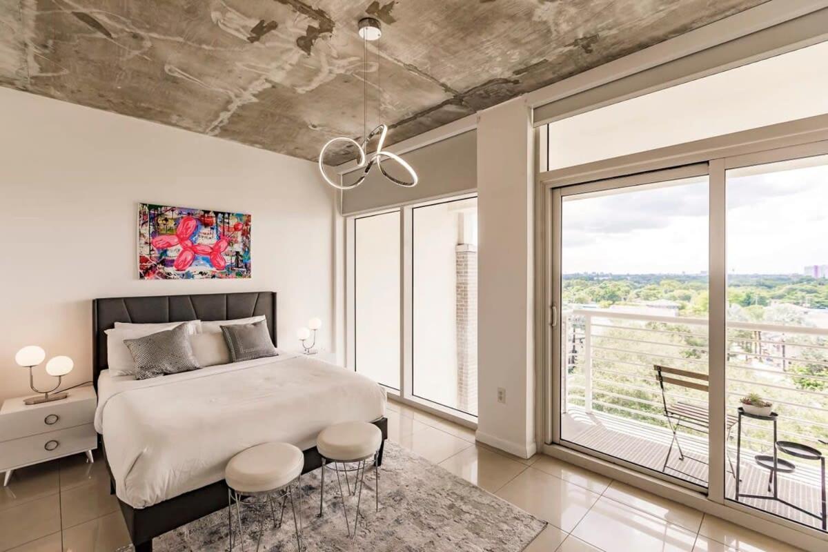 Hang Ten- Large Townhome Lux Amenities Parking Miami
