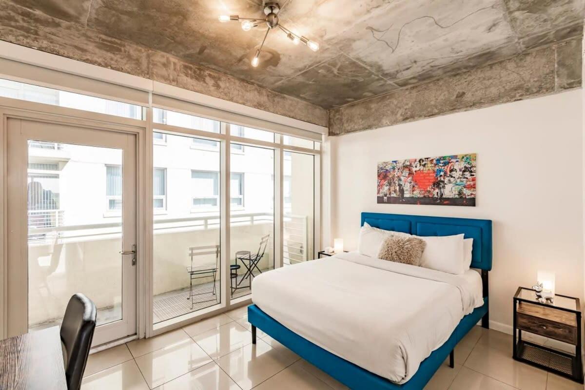 Hang Ten- Large Townhome Lux Amenities Parking Apartment