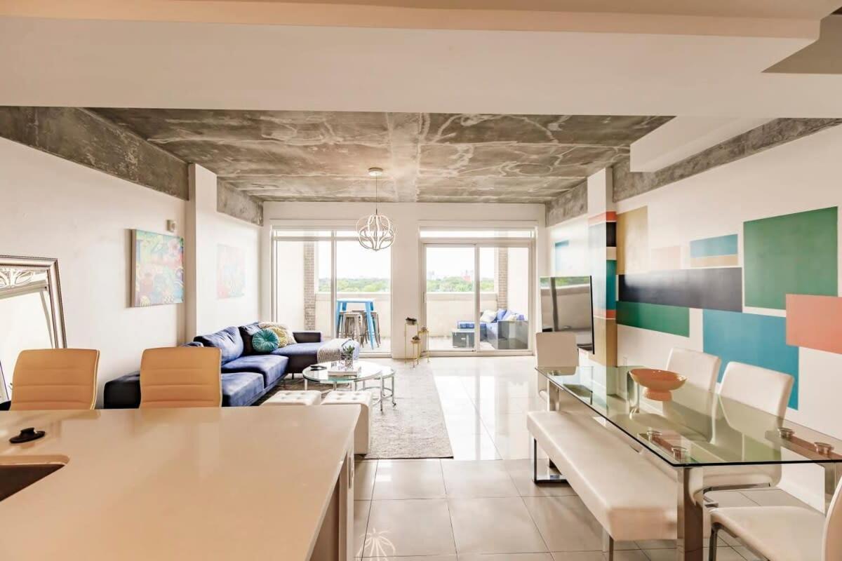 Hang Ten- Large Townhome Lux Amenities Parking Miami