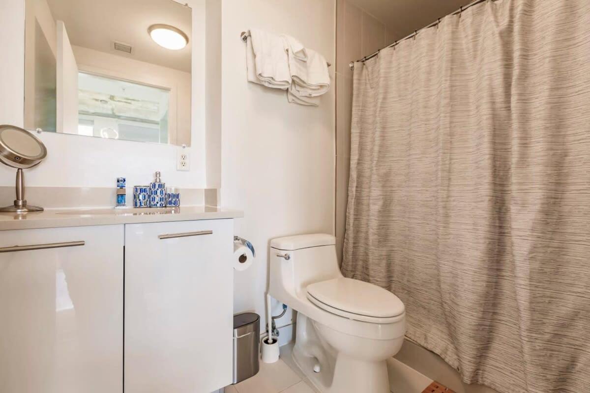 Hang Ten- Large Townhome Lux Amenities Parking Apartment
