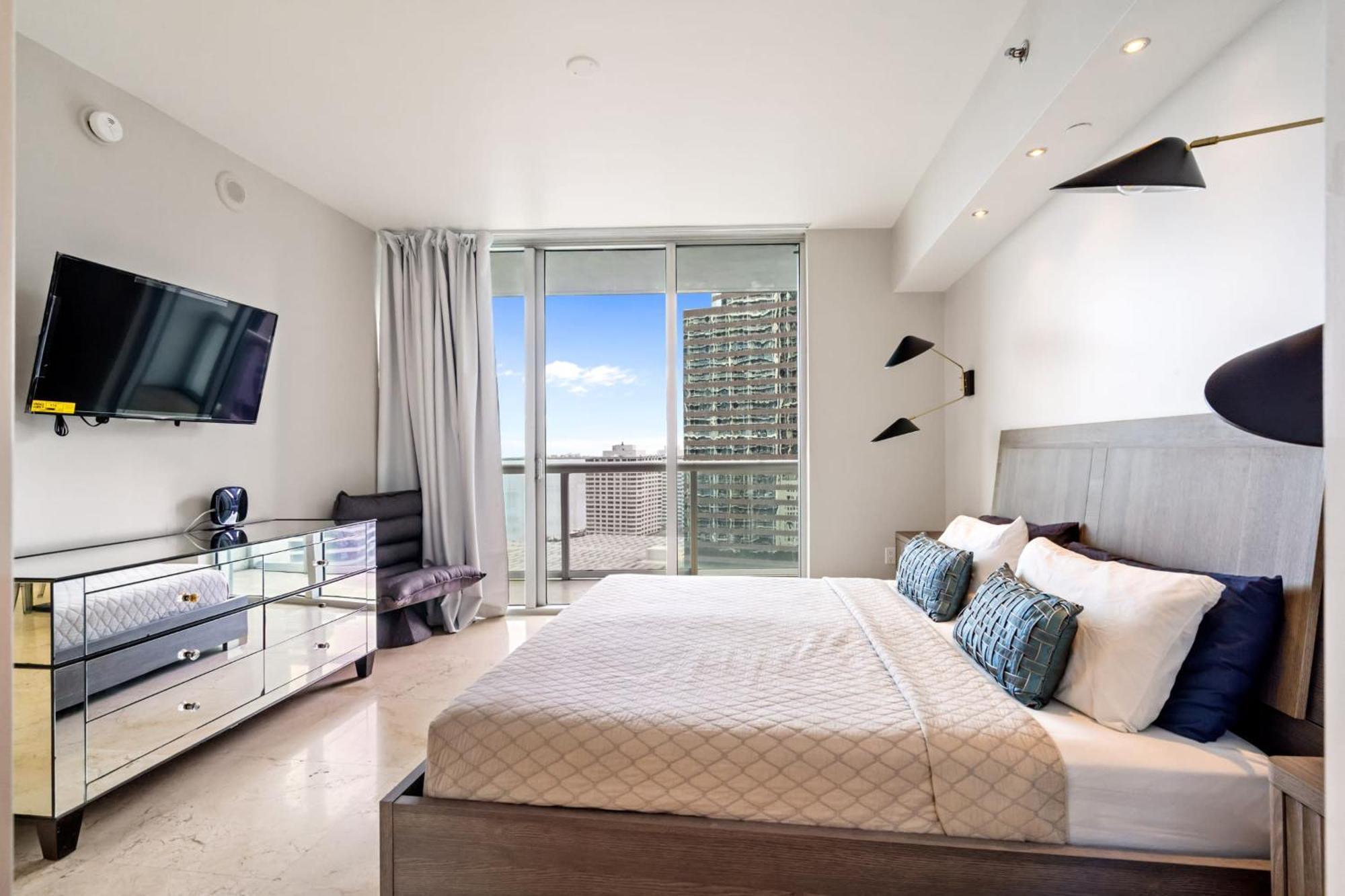 Luxury 2 Bd Free Pool + Gym + Miami