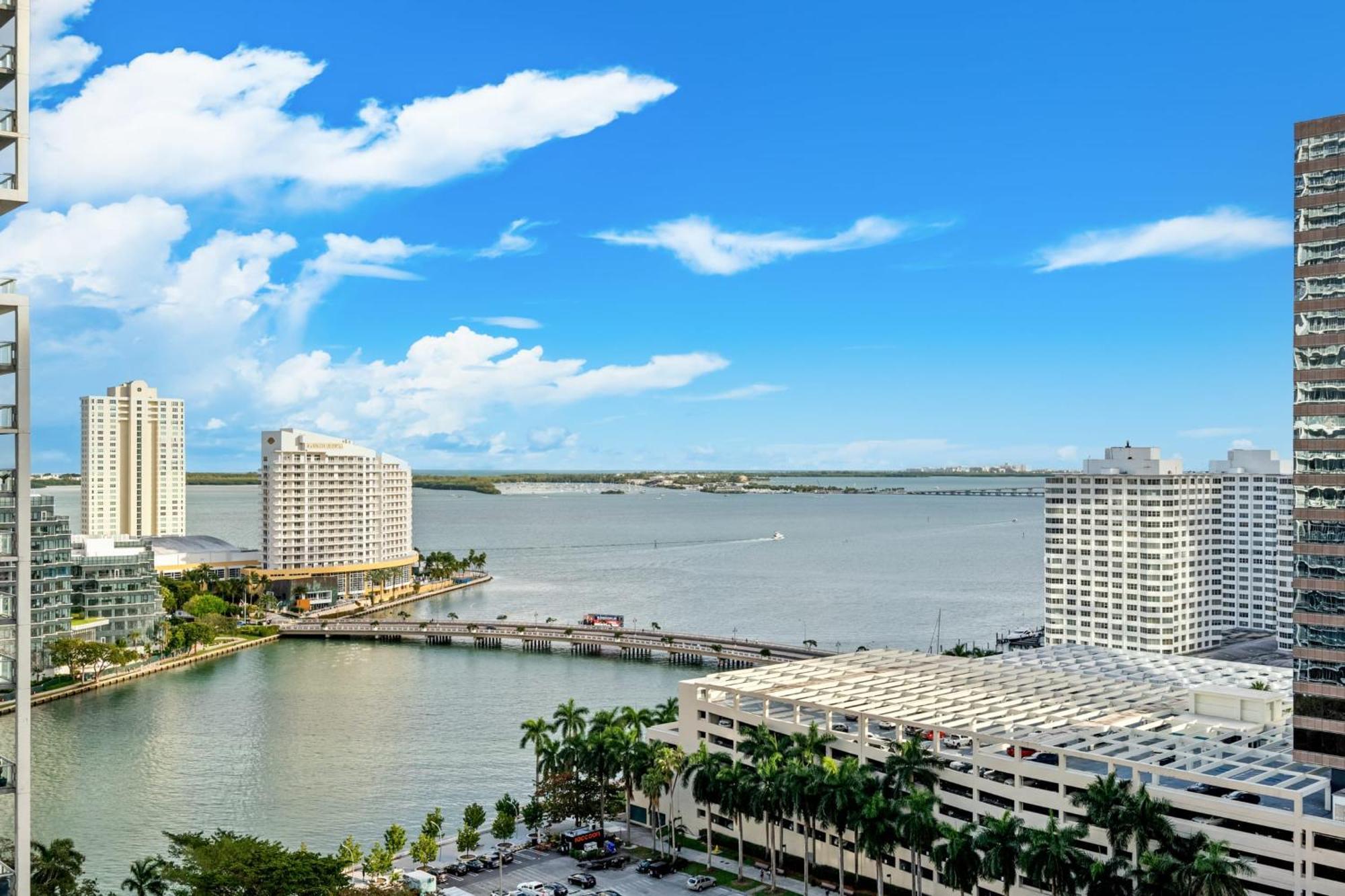 Luxury 2 Bd Free Pool + Gym + Miami