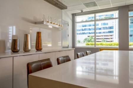 New Contempo - Bay Views & All Amenities Holiday home