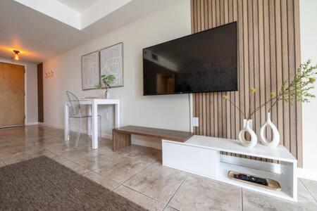 New Contempo - Bay Views & All Amenities *