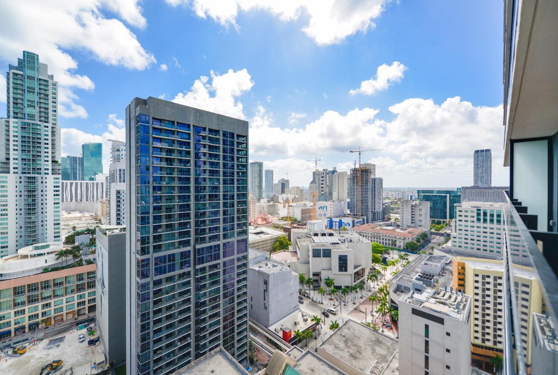 Breathtaking Views Near Bayfront Park Apartment *