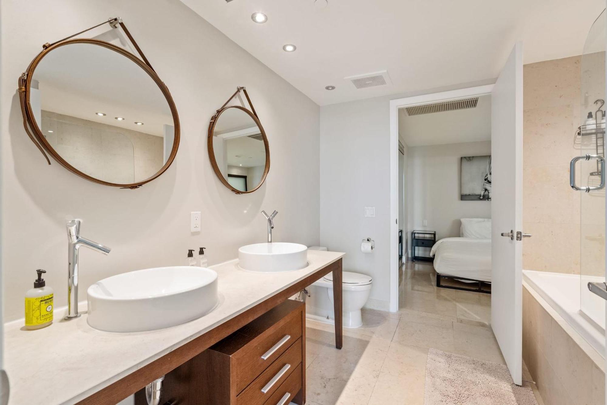 Luxury 2 Bd Free Pool + Gym + Holiday home Miami