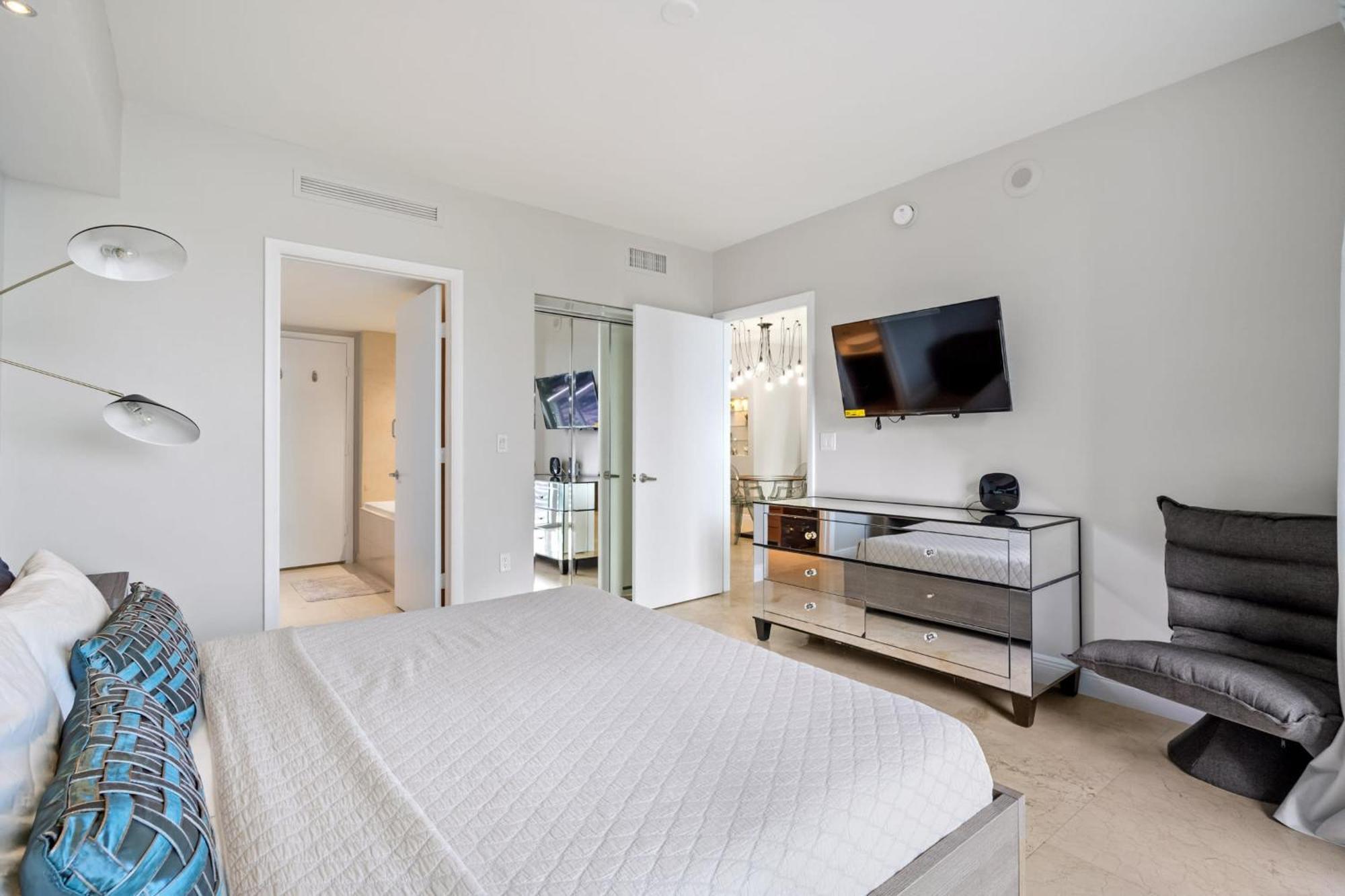 Luxury 2 Bd Free Pool + Gym + Miami