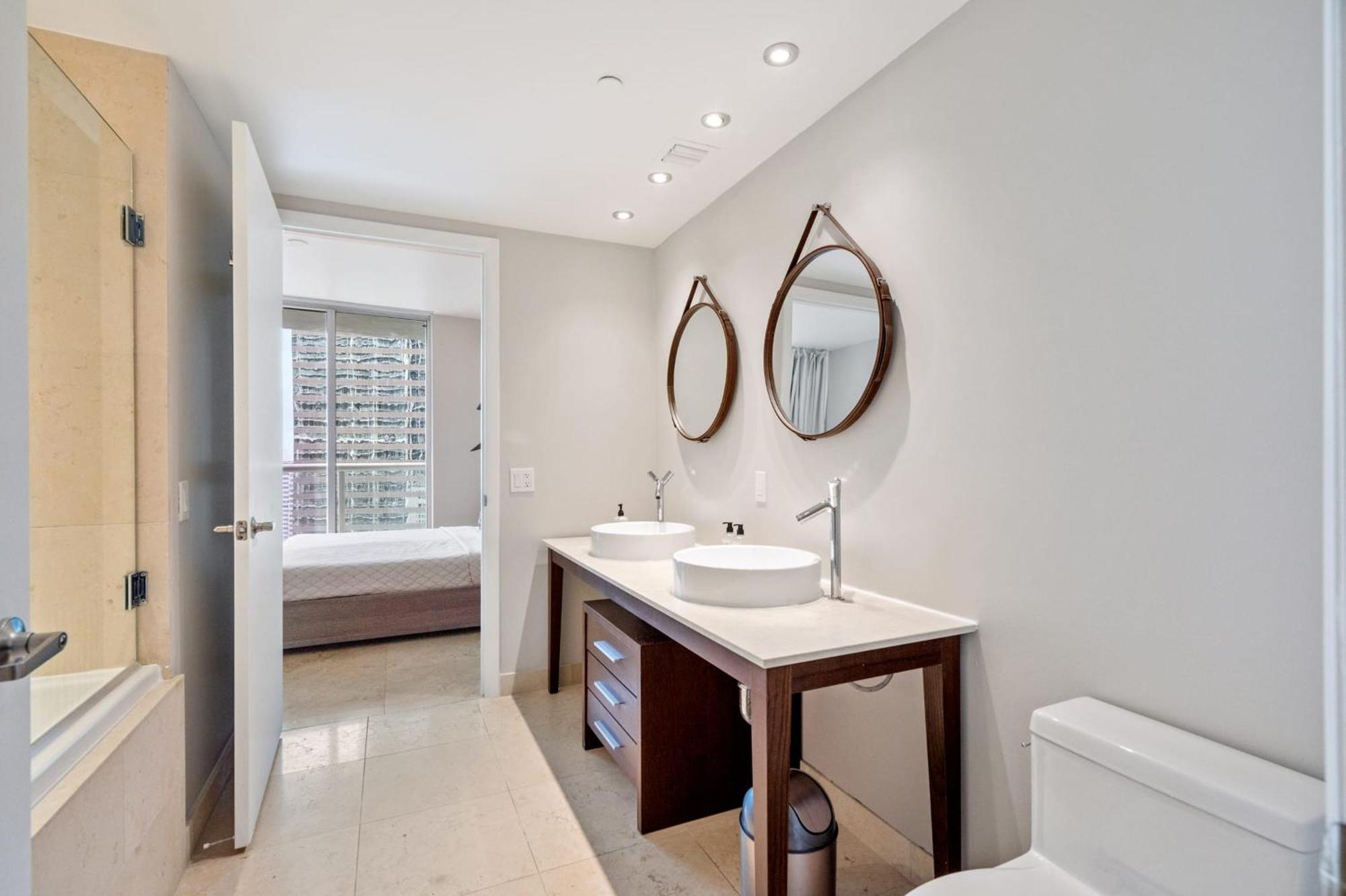 Luxury 2 Bd Free Pool + Gym +