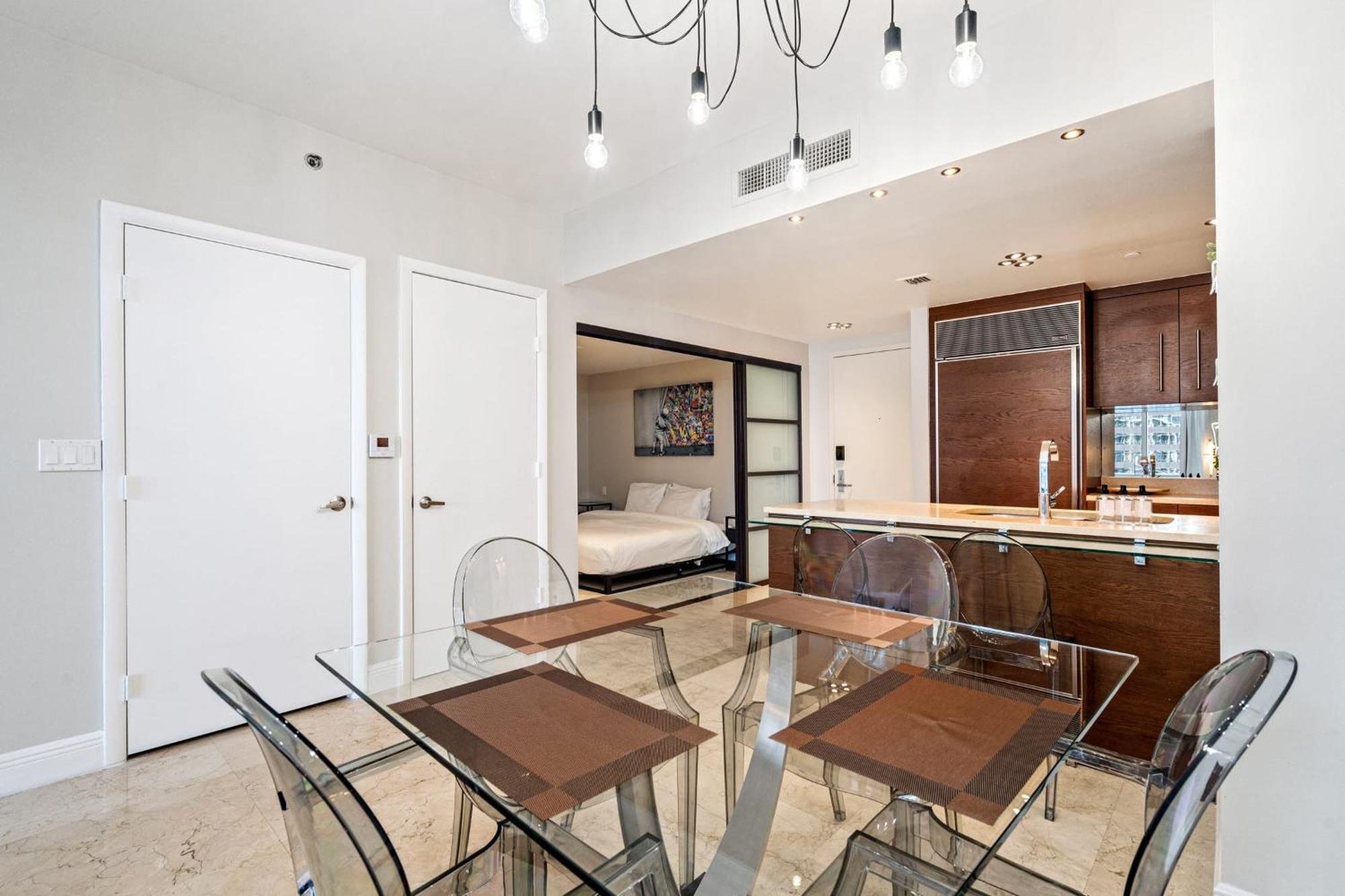 Luxury 2 Bd Free Pool + Gym +