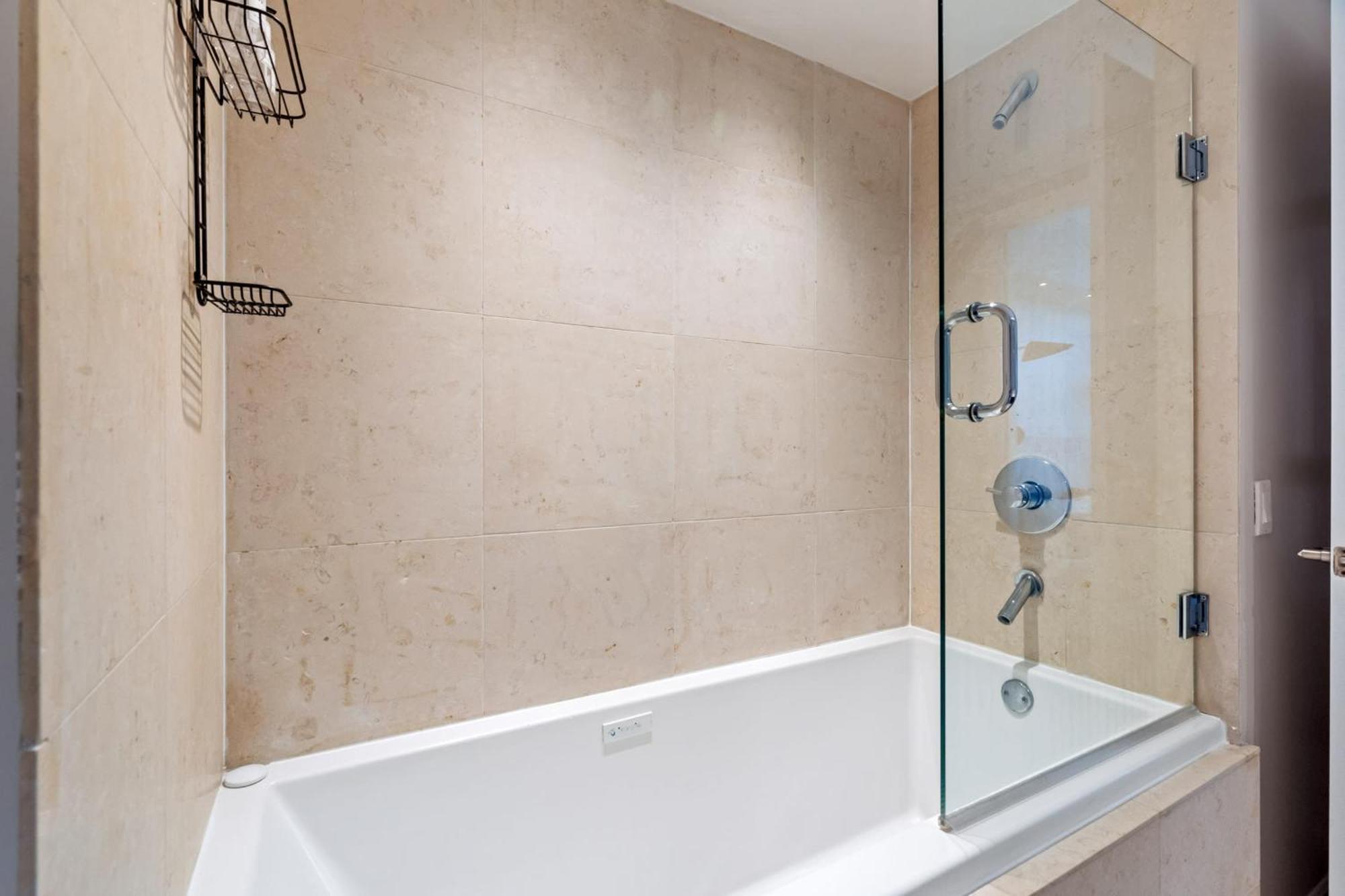 Luxury 2 Bd Free Pool + Gym + Holiday home *