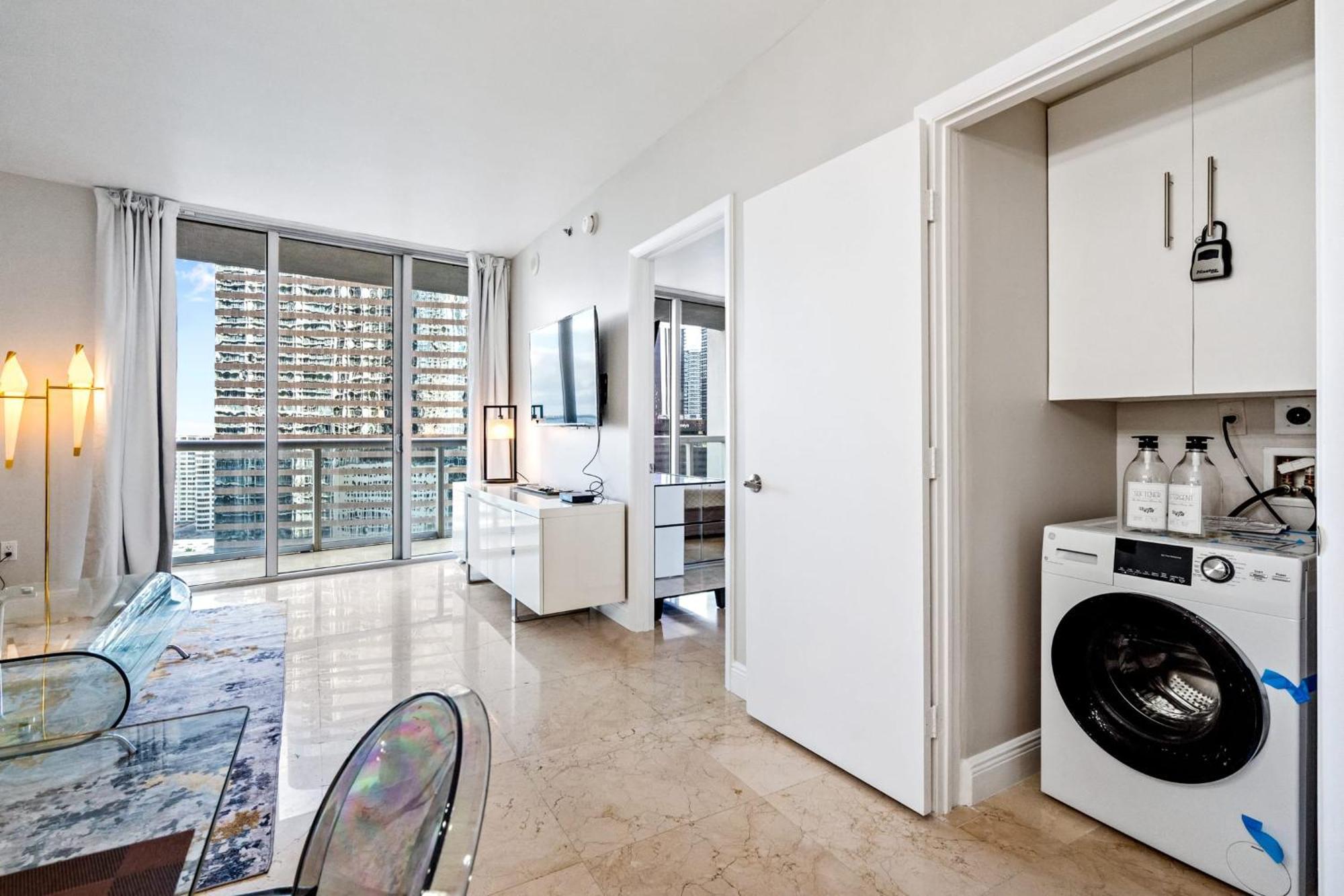 Luxury 2 Bd Free Pool + Gym + Miami