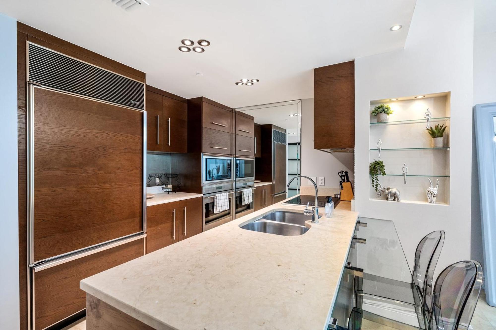 Luxury 2 Bd Free Pool + Gym + Holiday home