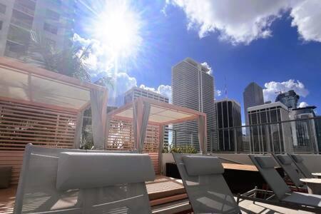Explore Miami's Heat - Cozy Pool & Gym Apartment Miami