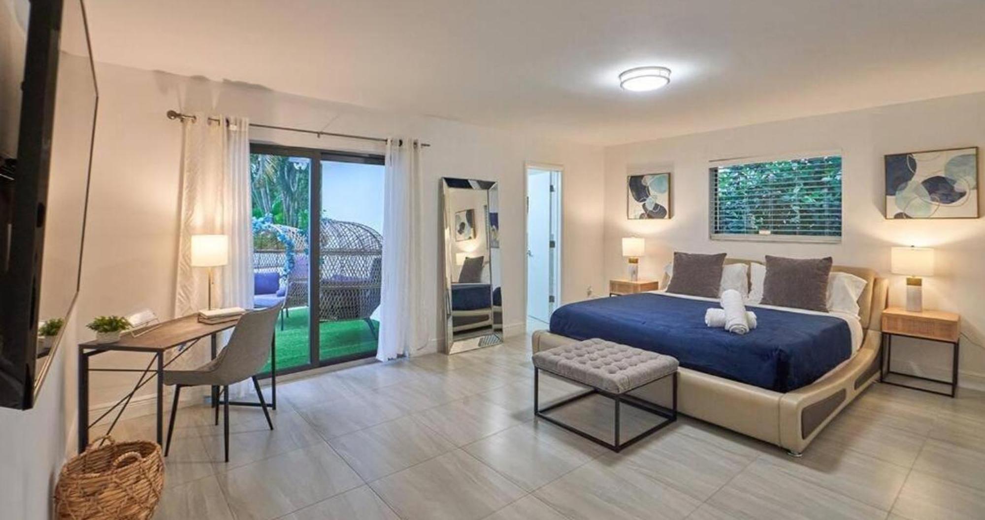Lakefront Villa: Tropical Backyard & Kayak Tgh Pousada