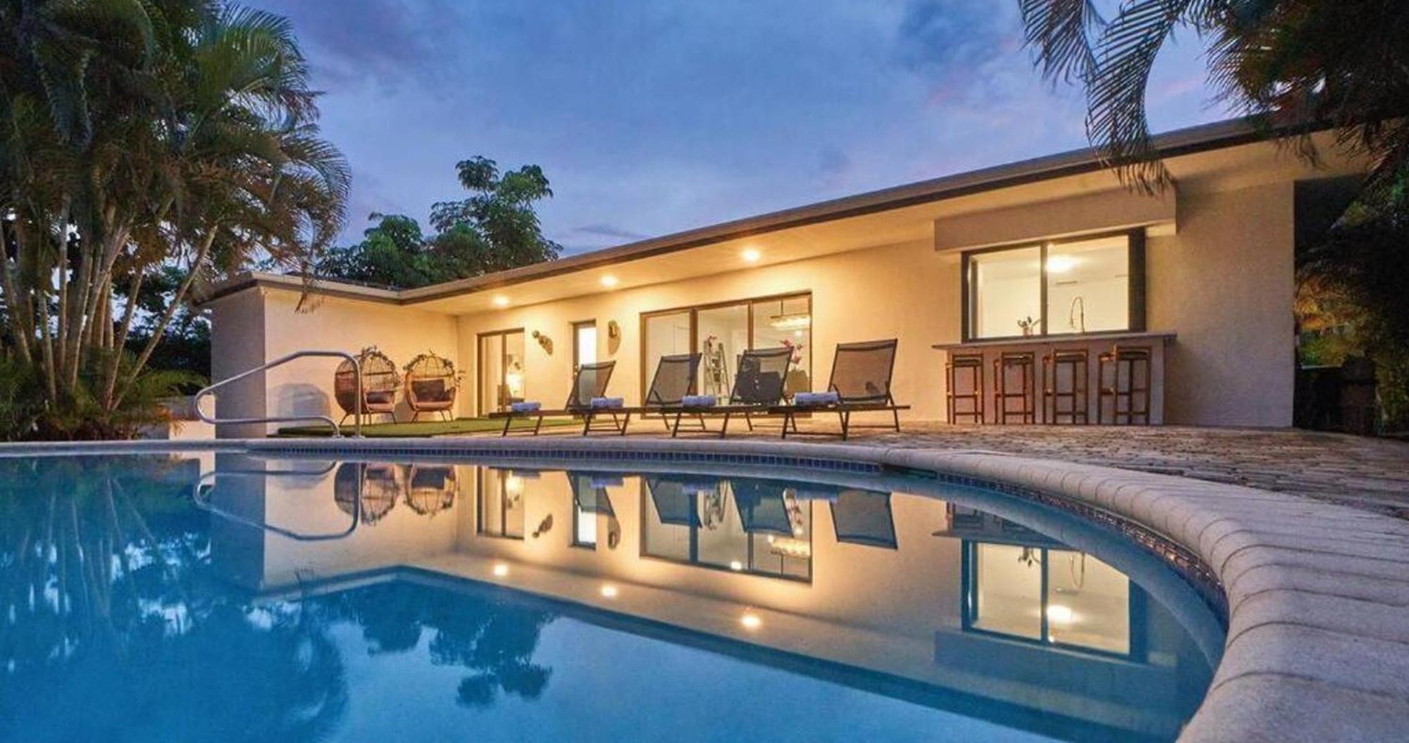 Lakefront Villa: Tropical Backyard & Kayak Tgh Pousada *