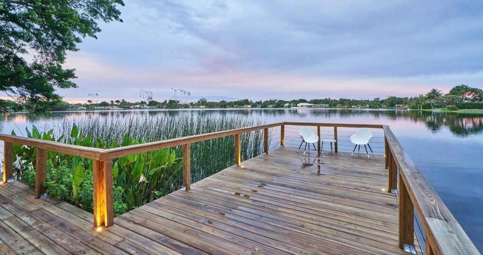 Pousada Lakefront Villa: Tropical Backyard & Kayak Tgh *