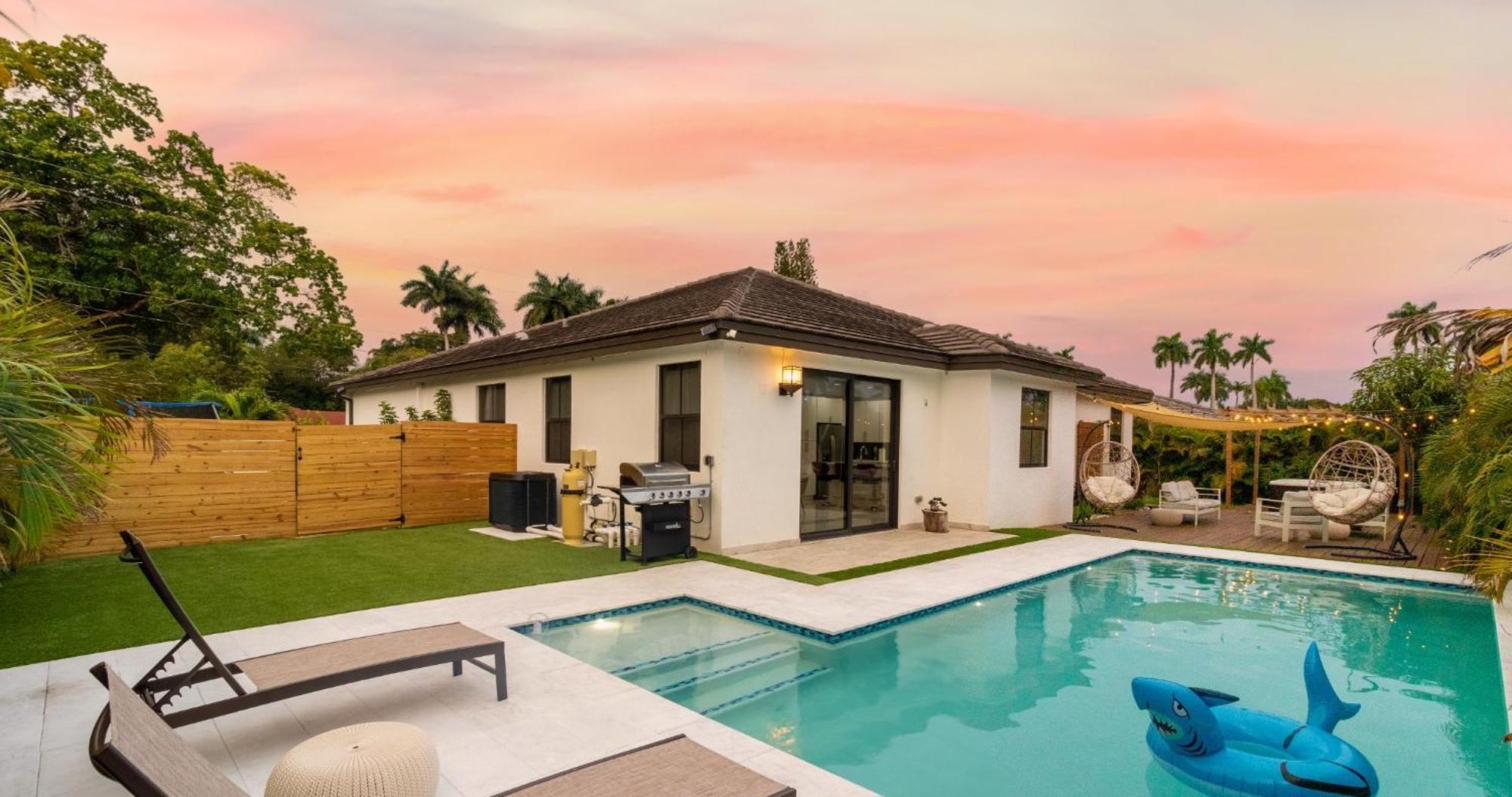 Tropical Wjacuzzi Big Terrace & Billiards Villa *