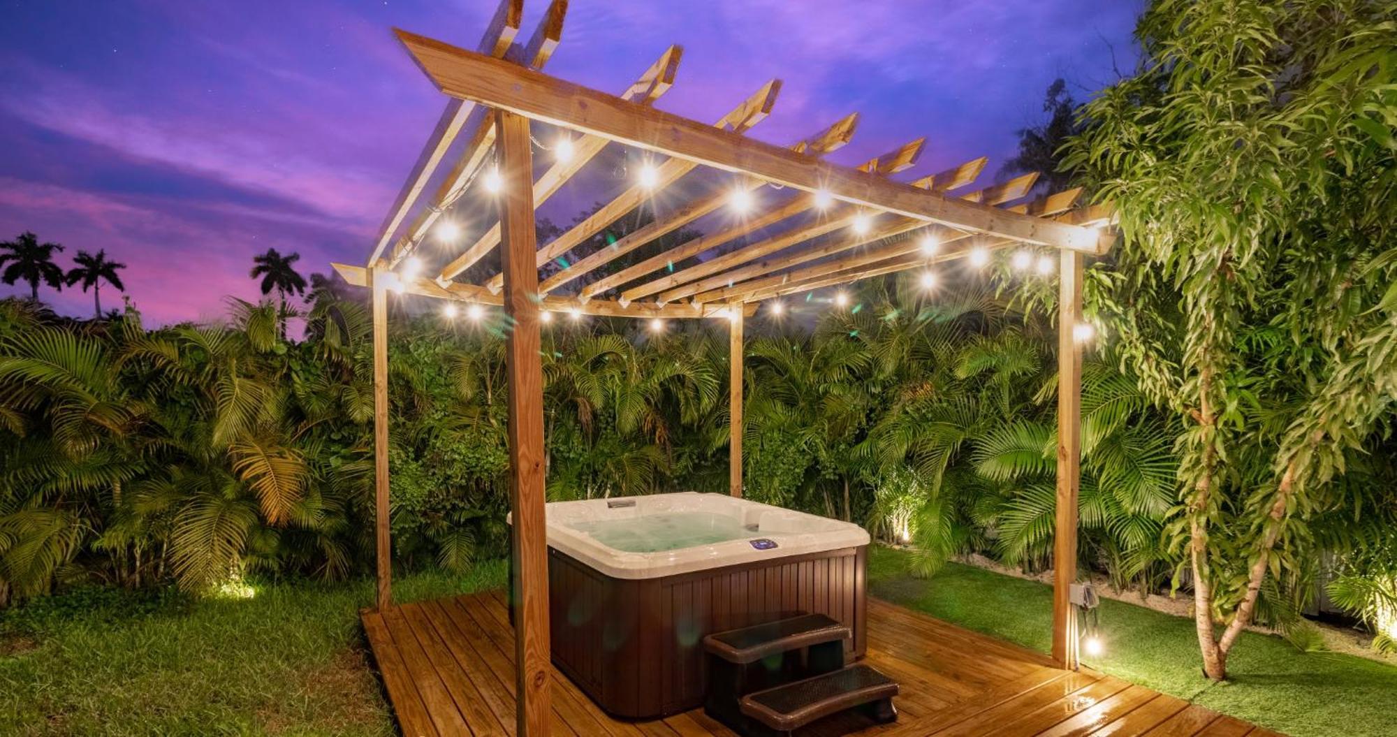 Tropical Wjacuzzi Big Terrace & Billiards Villa *