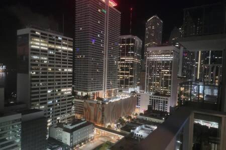 Apartment Huge Pool & Gym - Explore Miami's Heat *
