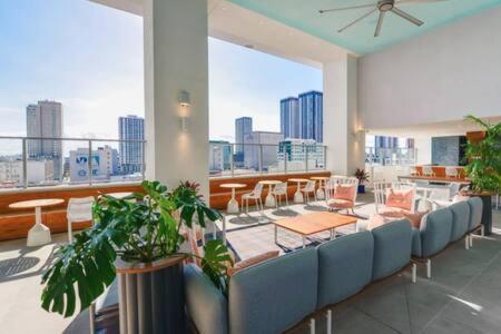 Huge Pool & Gym - Explore Miami's Heat Apartment *