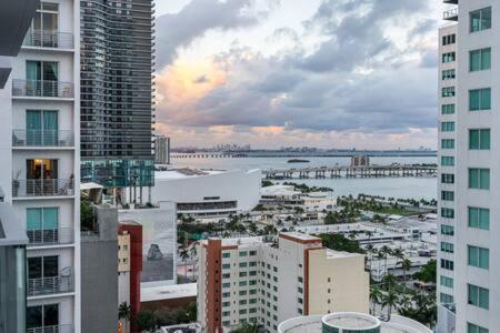 Huge Pool & Gym - Explore Miami's Heat Apartment