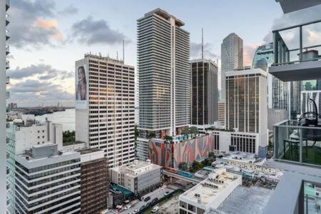 Huge Pool & Gym - Explore Miami's Heat Apartment Miami