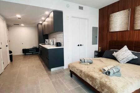 Huge Pool & Gym - Explore Miami's Heat Apartment Miami