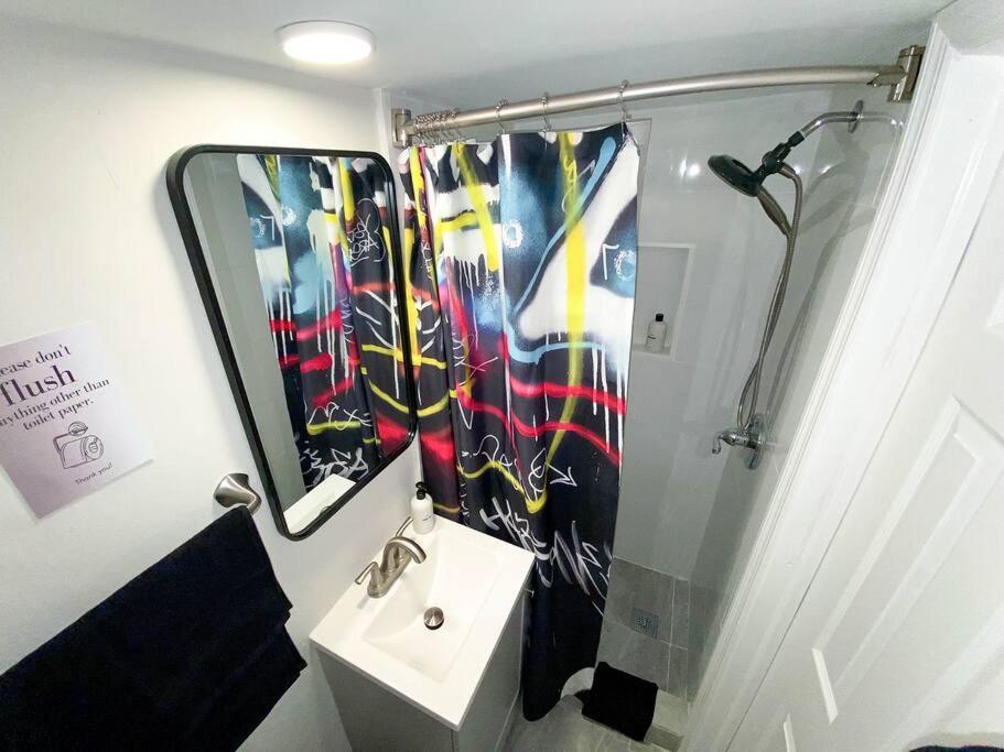 Unique Art Escape W/ Hottub, Arcade & Murals